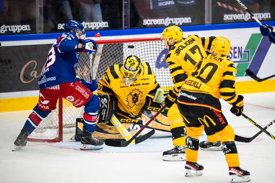Oskarshamns Blaine Byron mot Skellefteås målvakt Gustaf
