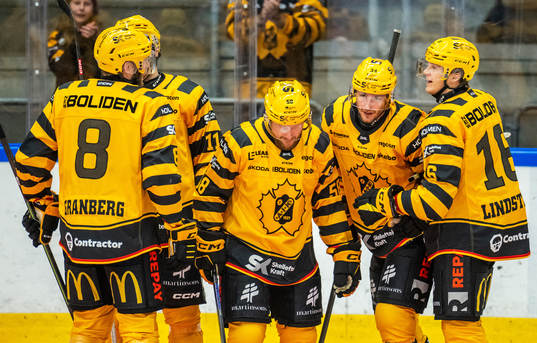 Skellefteås Tom Kühnhackl jublar med Linus Lindström,