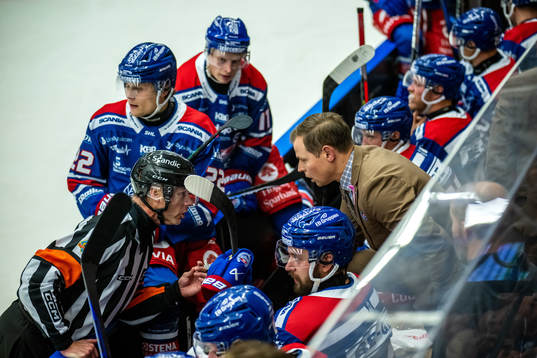 Domare Mikael Andersson samtalar med Oskarshamns tränare