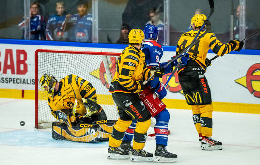 Oskarshamns Ahti Oksanen gör 5-4 bakom Skellefteås
