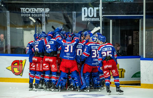 Oskarshamns Ahti Oksanen jublar med lagkamrater