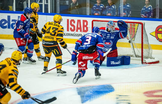 Skellefteås Jonathan Pudas (i nedre vänster hörn) gör