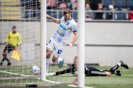 Gefles Leo Englund och Umeå FCs målvakt Pontus Eriksson