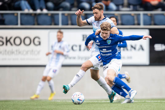 Gefles Leo Englund och Umeå FCs Tobias Westin