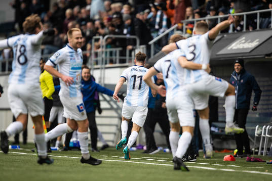 Gefles spelare jublar