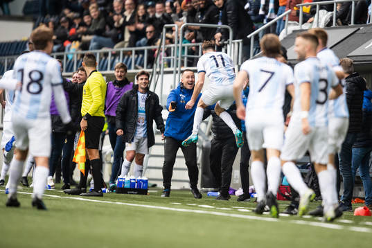 Gefles Leo Englund jublar