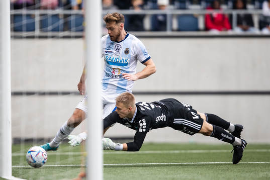 Gefles Leo Englund och Umeå FCs målvakt Pontus Eriksson