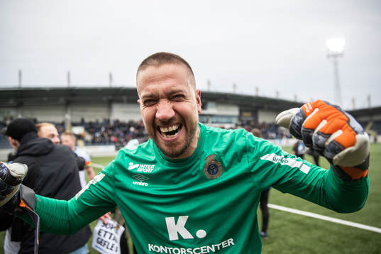 Gefles målvakt Tim Markström jublar