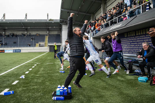 Gefles tränare Mikael Bengtsson jublar