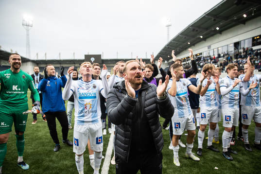 Gefles tränare Mikael Bengtsson jublar