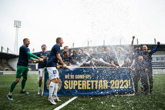 Gefles spelare jublar
