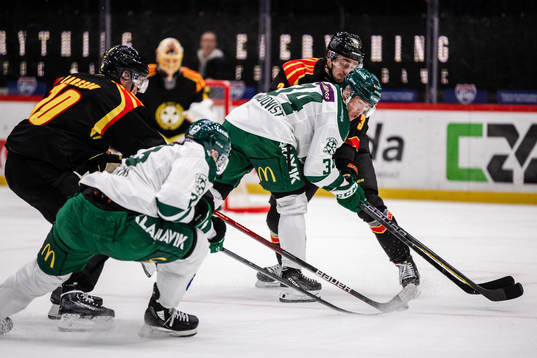 Färjestads Michael Lindqvist och Brynäs Niklas Friman