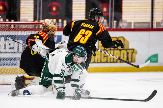 Färjestads Carl Jakobsson mot Brynäs målvakt Anders