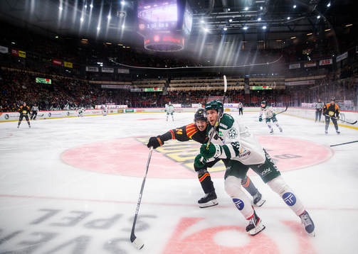 Brynäs Hannes Björninen och Färjestads Per Åslund