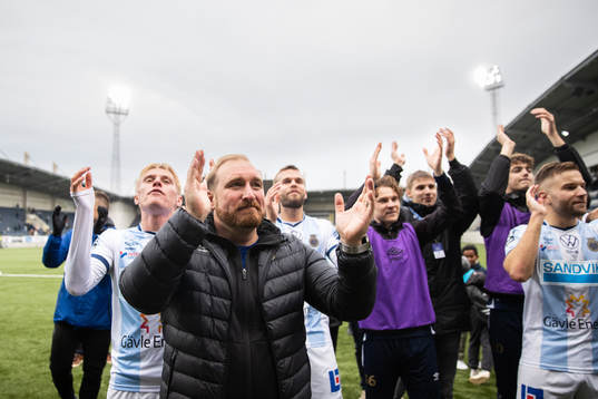 Gefles tränare Mikael Bengtsson jublar