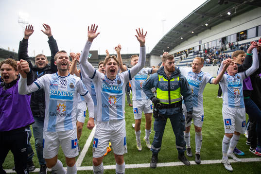 Gefles spelare jublar