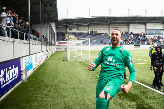 Gefles målvakt Tim Markström jublar