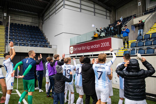 Gefles spelare jublar framför publiken