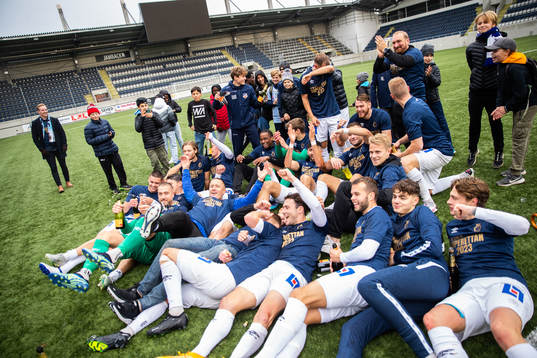 Gefles spelare jublar