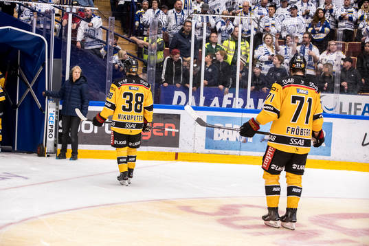 Luleås Olli Nikupeteri och Linus Fröberg deppar