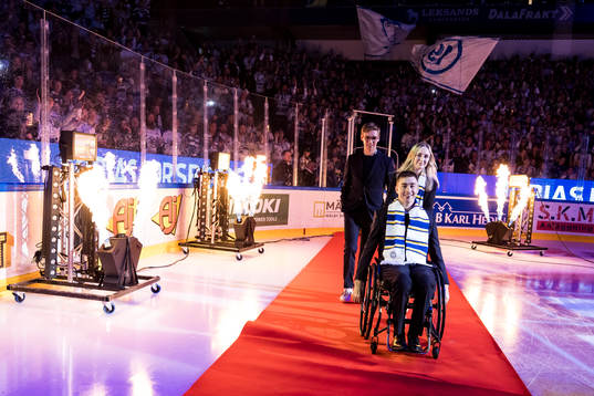 Tobias Forsberg hyllar innan ishockeymatchen i SHL mellan