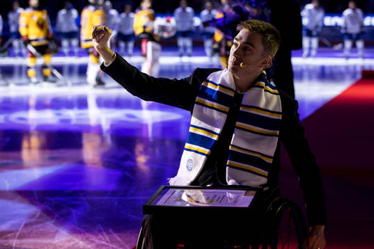 Tobias Forsberg hyllar innan ishockeymatchen i SHL mellan