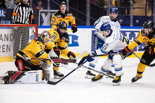 Luleås målvakt Matteus Ward och Leksands Mikael Ruohomaa