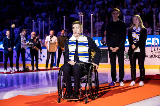 Tobias Forsberg hyllas innan ishockeymatchen i SHL mellan