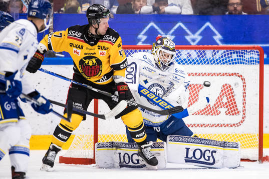 Luleås Leo Komarov och Leksands målvakt Kasimir Kaskisuo
