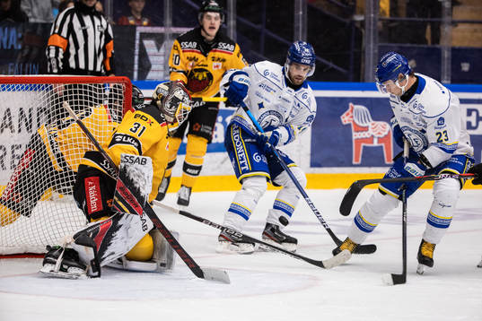 Luleås målvakt Matteus Ward mot Leksands Oskar Lang och