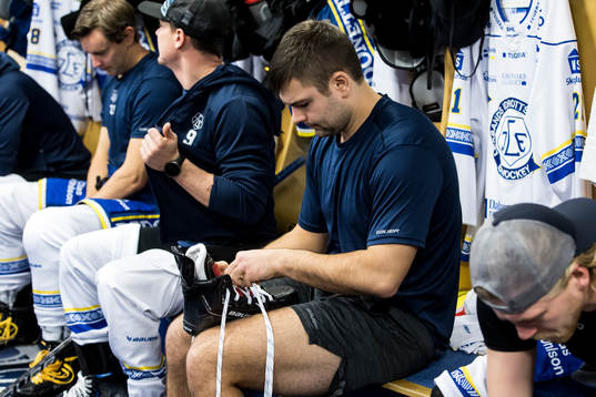 Leksands John Quenneville innan ishockeymatchen i SHL