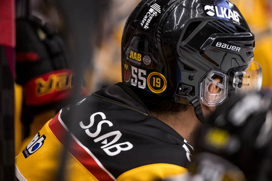 Luleås hjälm med nummer 19 för Tobias Forsberg