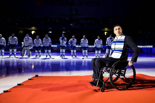Tobias Forsberg hyllas innan ishockeymatchen i SHL mellan