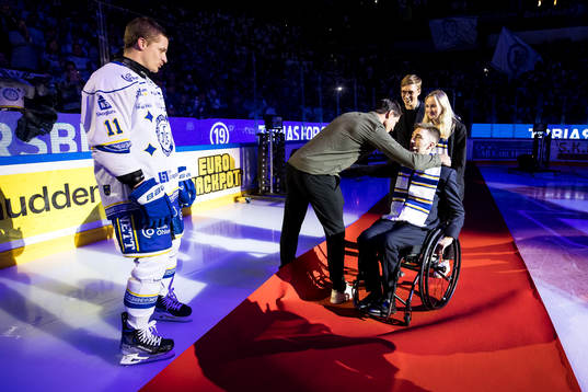 Tobias Forsberg kramas om av Leksands Jon Knuts och