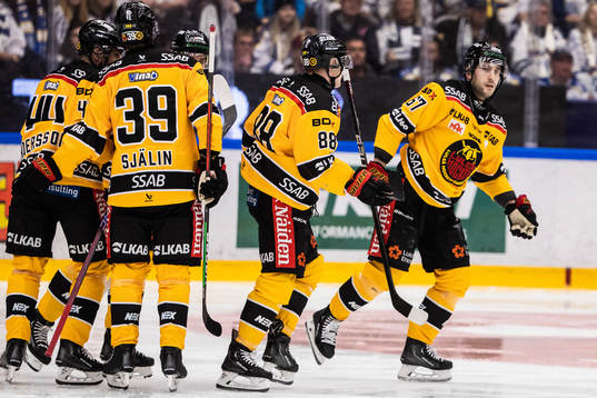 Luleås Konstantin Komarek jublar