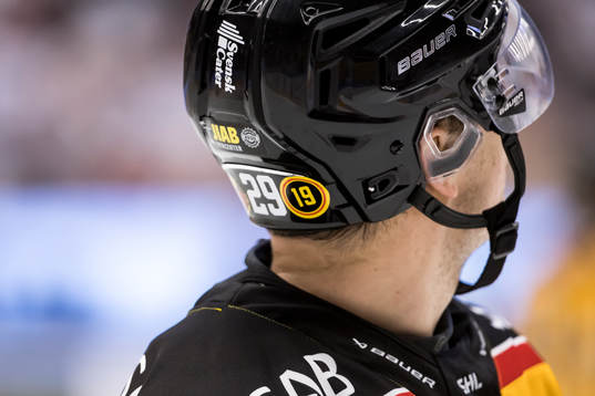 Luleås  hjälm med nummer 19 för Tobias Forsberg