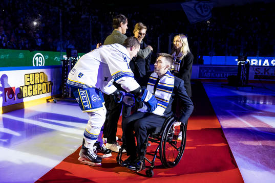 Tobias Forsberg hyllas innan ishockeymatchen i SHL mellan