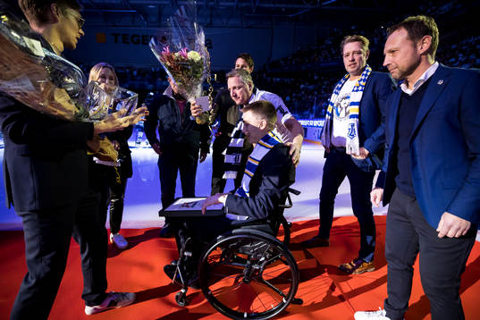 Tobias Forsberg hyllas innan ishockeymatchen i SHL mellan