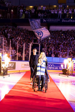 Tobias Forsberg hyllas innan ishockeymatchen i SHL mellan