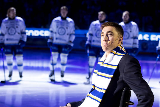 Tobias Forsberg hyllas innan ishockeymatchen i SHL mellan