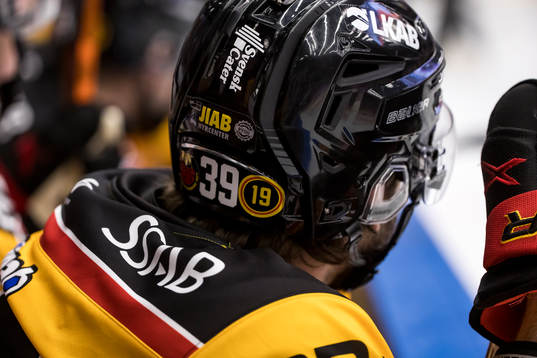 Luleås hjälm med nummer 19 på hjälmen