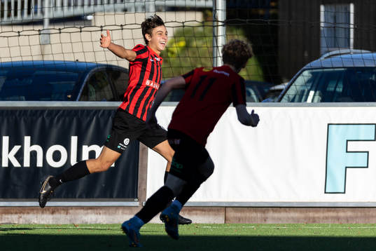 Brommapojkarnas Charlie Antonelius jublar