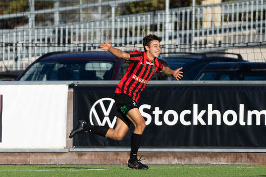 Brommapojkarnas Charlie Antonelius jublar