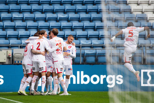 Degerfors Gustaf Lagerbielke jublar med lagkamrater
