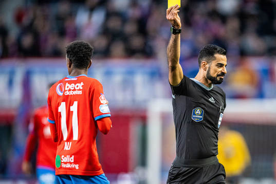 Domare Mohammed Al-Hakim ger gult kort till Helsingborgs