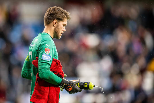 Helsingborgs målvakt Kalle Joelsson deppar