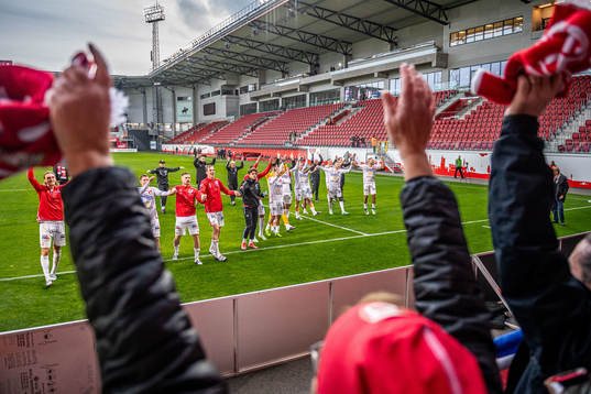 Degerfors spelare jublar