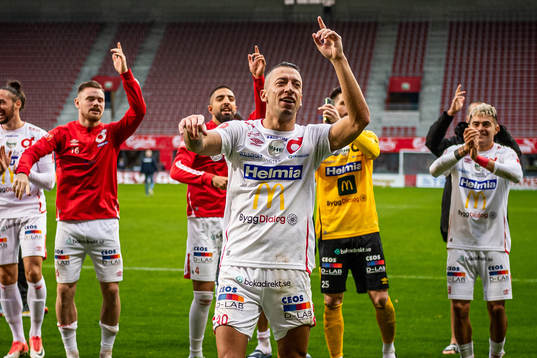 Degerfors Nikola Djurdjic jublar med supportrar