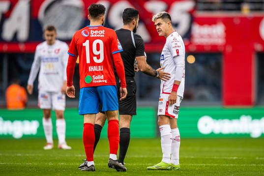 Degerfors Diego Campos i samtal med Domare Mohammed Al-Hakim
