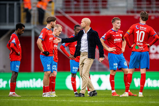 Helsingborgs tränare Mattias Lindström klappar om spelare